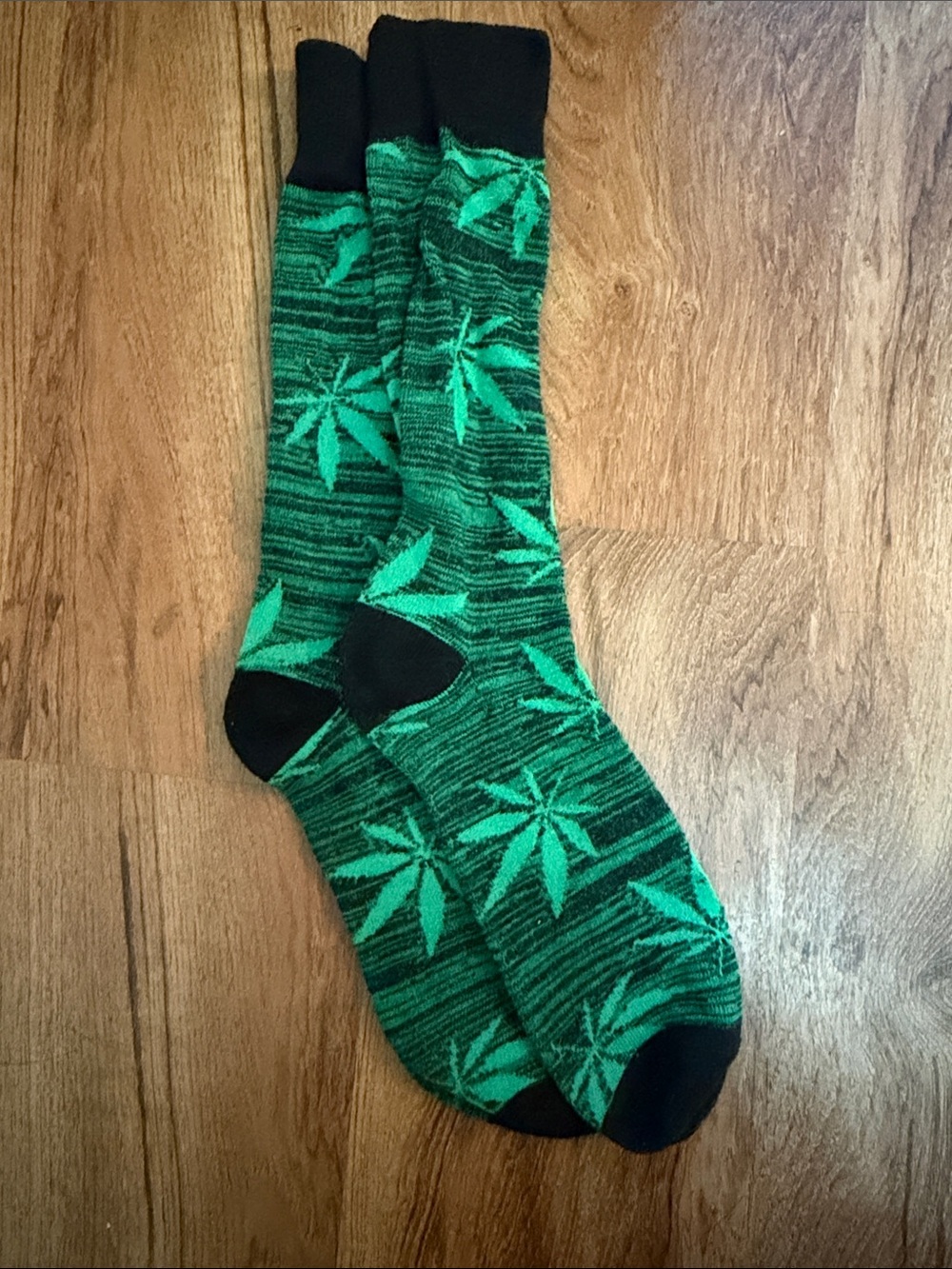 Green Weed Leaf Pattern Men's Crew Socks - Casual Comfort
